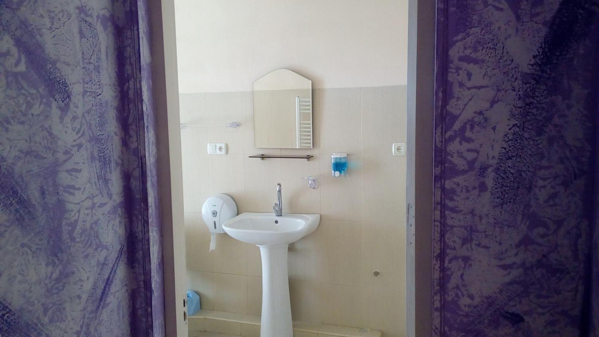 Hotel Isani Tbilisi Kamer foto