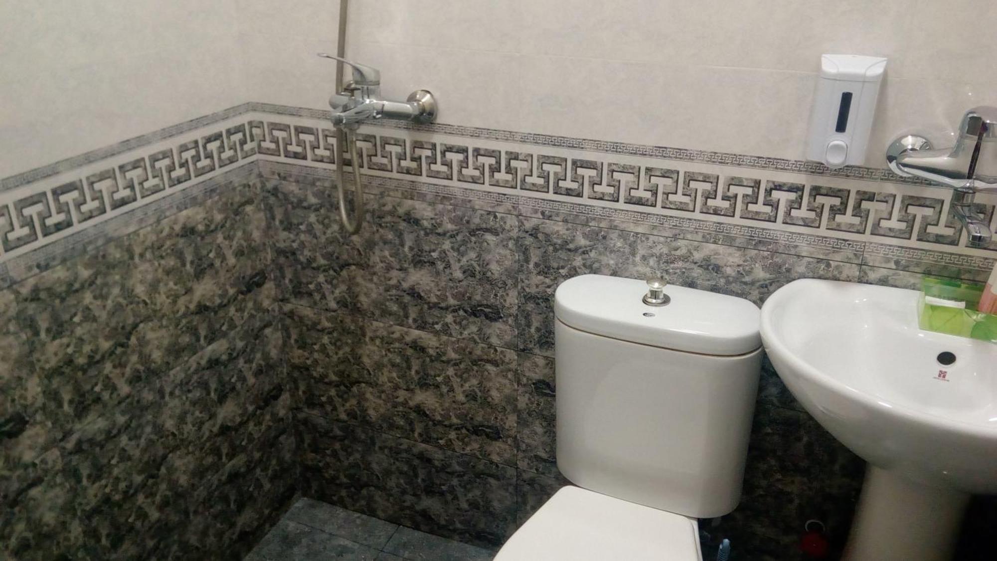 Hotel Isani Tbilisi Kamer foto